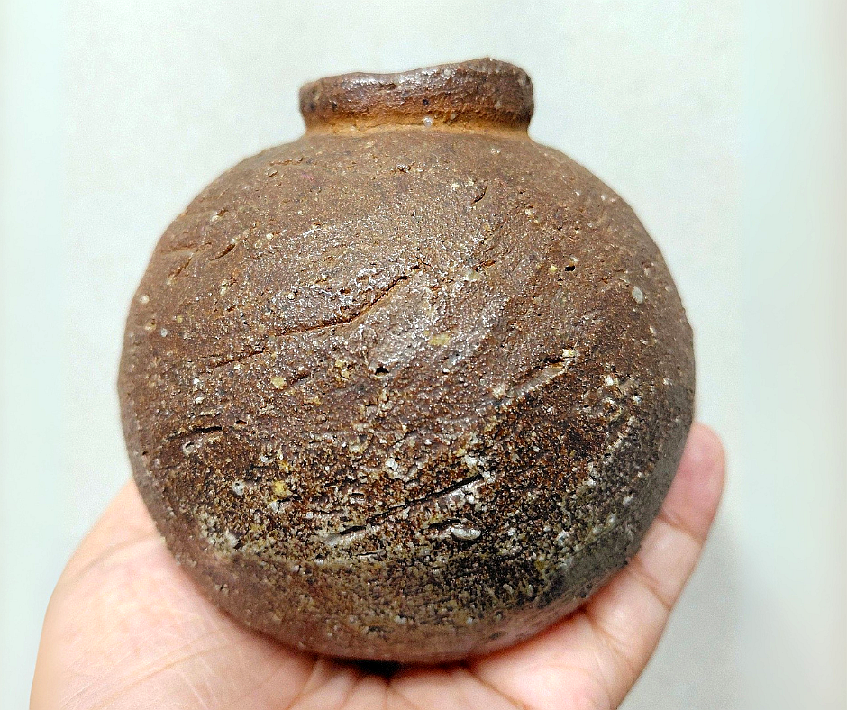 Shigaraki ware jar 01a